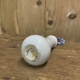 Wc trekker van porselein