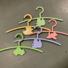 Set van 5 kledinghangers ( set 4)