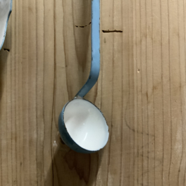 Een set emaille kinderspeelgoed