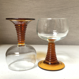 Wijn glas/ roemer amber voet.