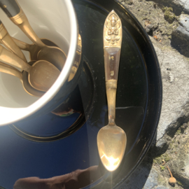 Een set vintage lepeltjes, messing met hout