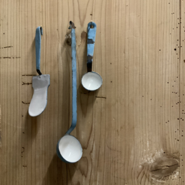 Een set emaille kinderspeelgoed