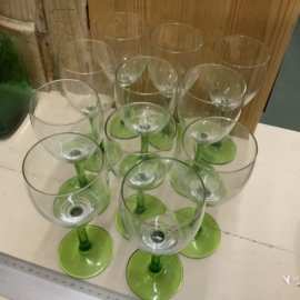 Wijnglas op lichtgroene voet