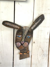 Haas van papier-maché met worteltjes ketting.
