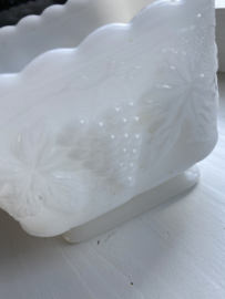 Vintage bloempot op voet van melkglas.