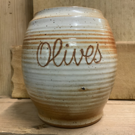 Olijfpot met olijvenschep