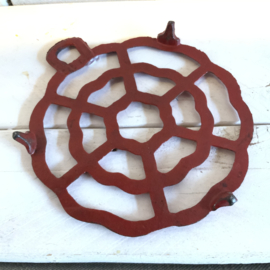 Rood metalen treefje