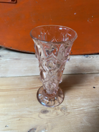 Vaasje van roze persglas