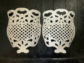 Set van 2 decoratieve, metalen objecten.