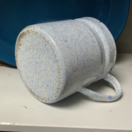 Lichtblauw gewolkte melkkoker