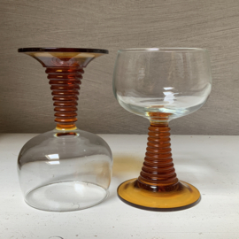 Wijn glas/ roemer amber voet.