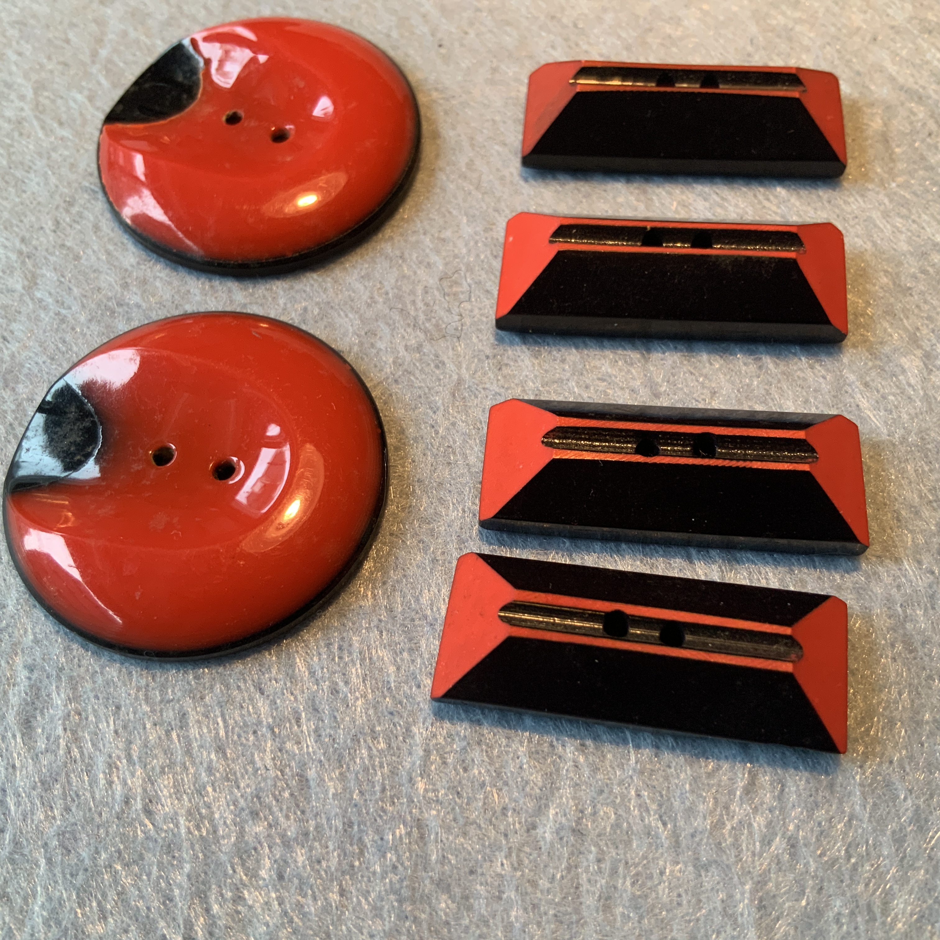 Set zwart rode knopen
