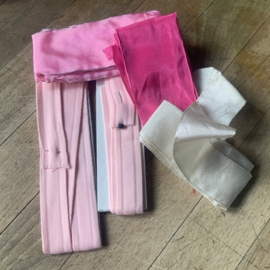 Restje roze lint.