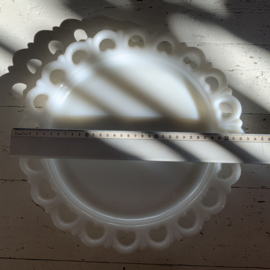 Groot opaline bord met opengewerkte rand.