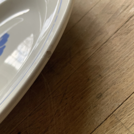 Bord met blauw spuitdecor