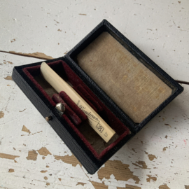 Oud doosje om saxofoon rietjes in te bewaren