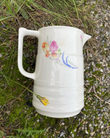 Kannetje met bloemdecoratie