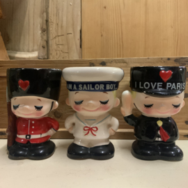 Een set van 3 vintage eierdopjes