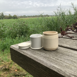 Set van 2 oude, gehavende zalf potjes