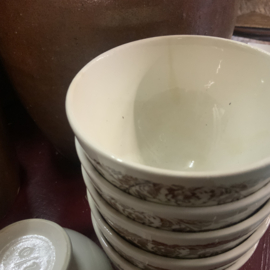Een set brocante spoelkommetjes met bruine bloem decoratie