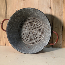 Brocante vergiet, bruin /grijs geëmailleerd.