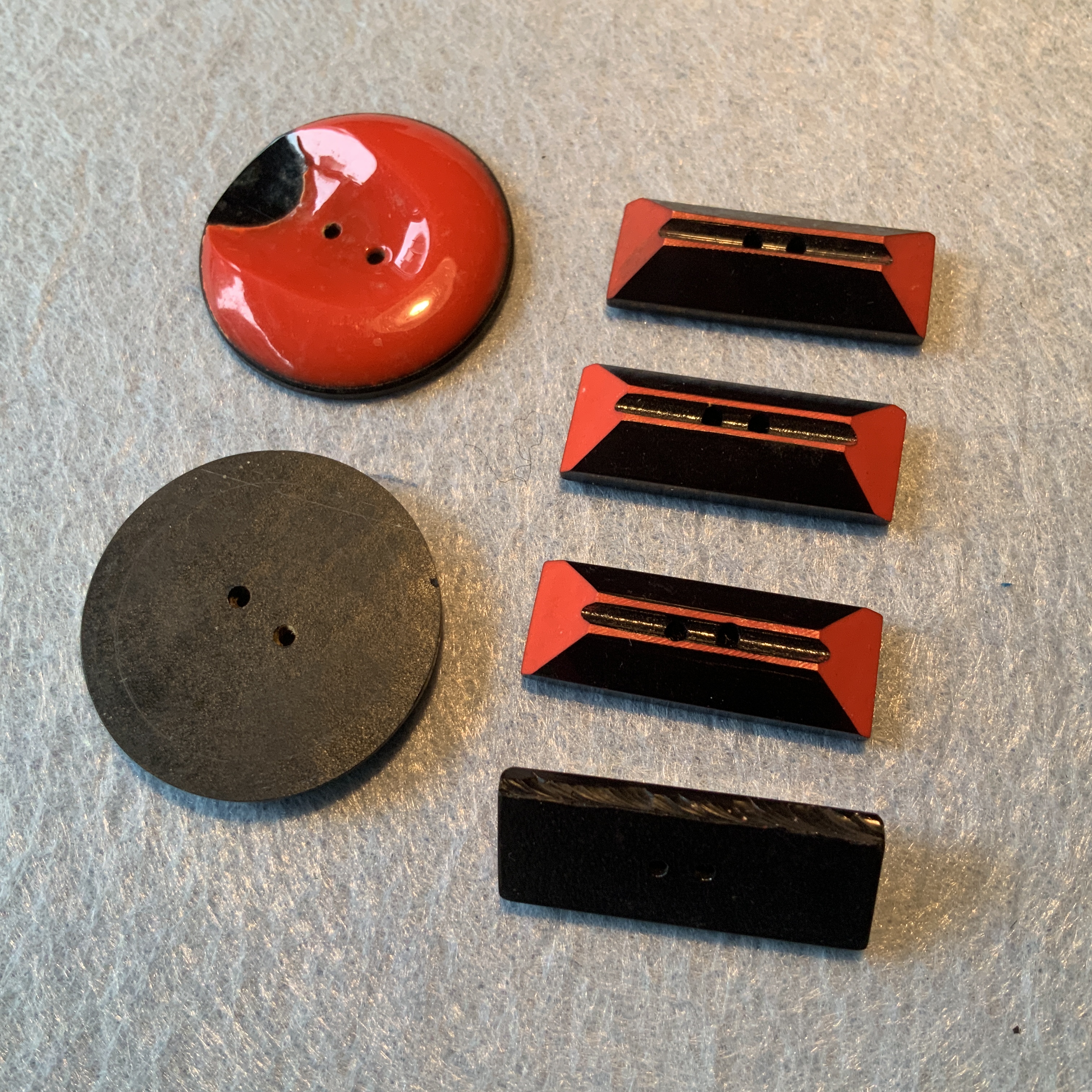 Set zwart rode knopen