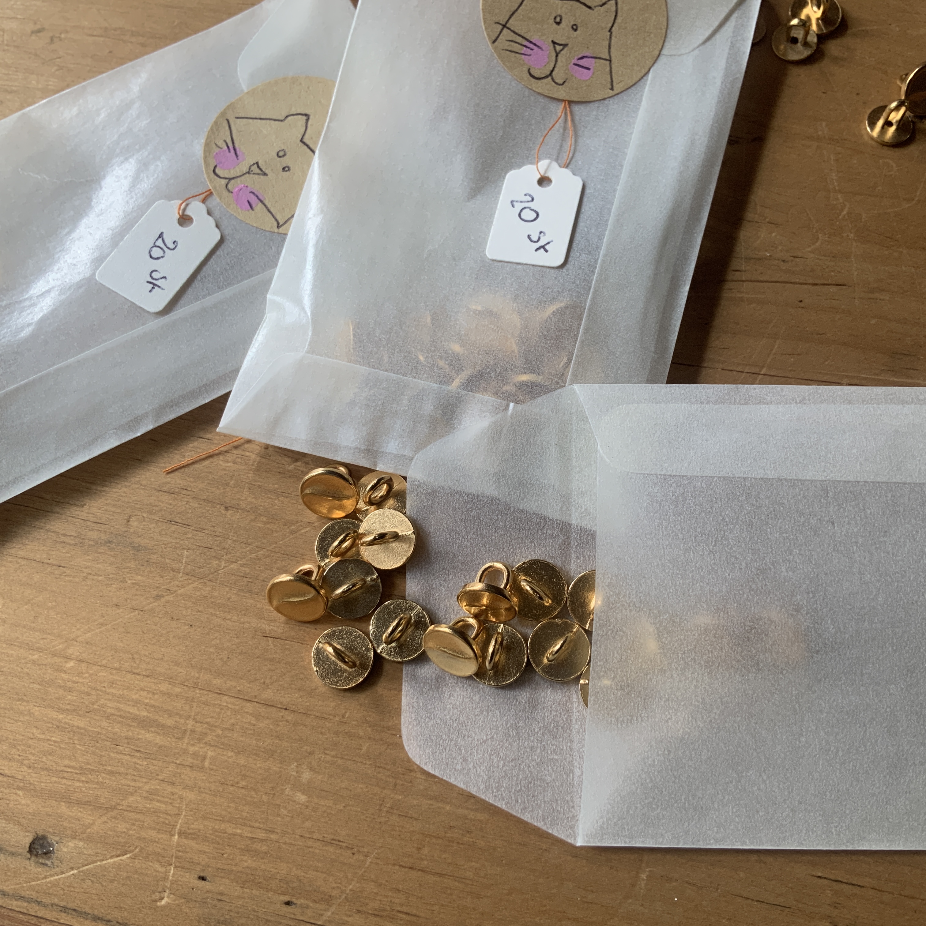Set kleine goudkleurige knoopjes