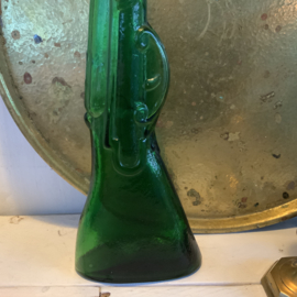 Vintage fles van groen glas in geweer vorm