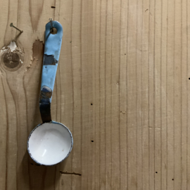 Een set emaille kinderspeelgoed