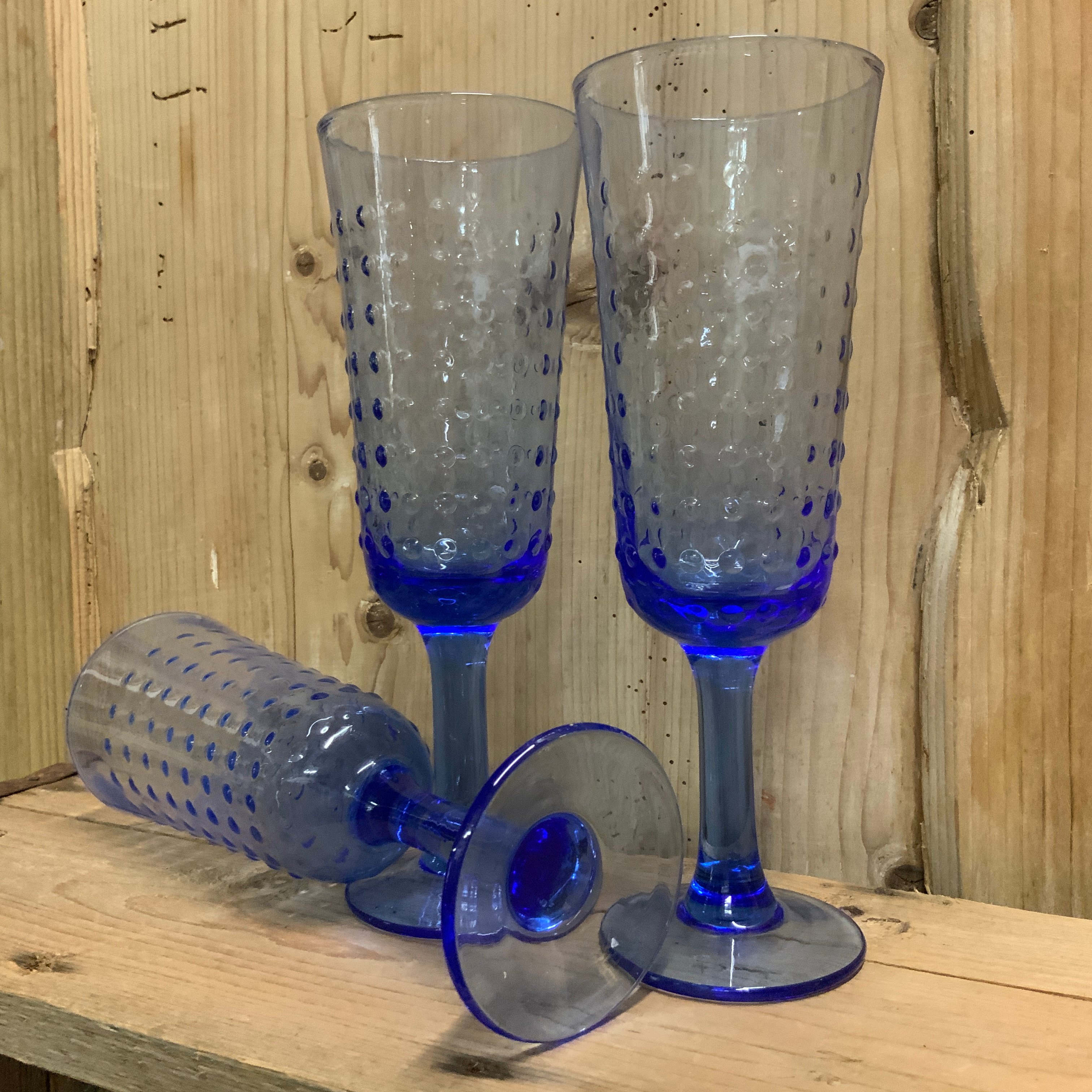 Vintage blauw glas op voet