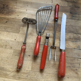 Nostalgische keukenset met rode handvaten