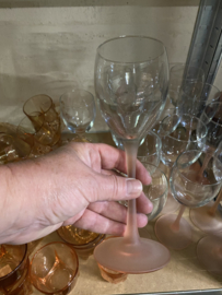 Wijnglas matte roze voet ( klein)