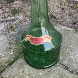 Vintage Chianti fles met enorm lange nek.