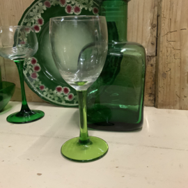 Wijnglas op lichtgroene voet
