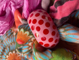 Roze, rood gestipte armband