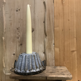 Onderkant van een oude poffertpan/ kandelaar