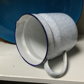 Lichtblauw gewolkte melkkoker