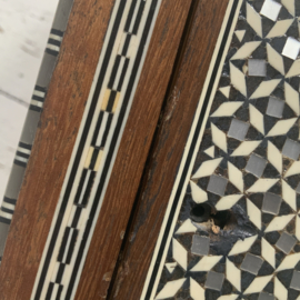 Schatkistje van hout, ingelegd met parelmoer en been.