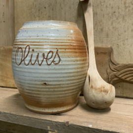 Olijfpot met olijvenschep