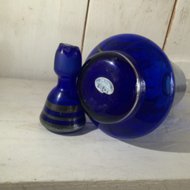 Klein blauw karafje, beschilderd met zilver