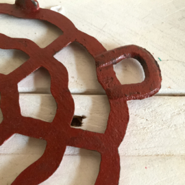 Rood metalen treefje
