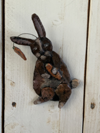 Papier-maché haasje met wortel
