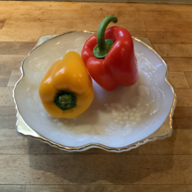 Vintage schaal van wit persglas met goudkleurige rand