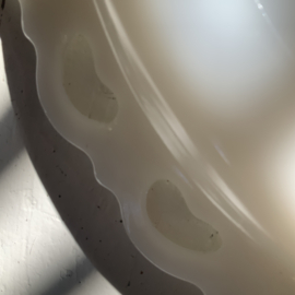 Groot opaline bord met opengewerkte rand.