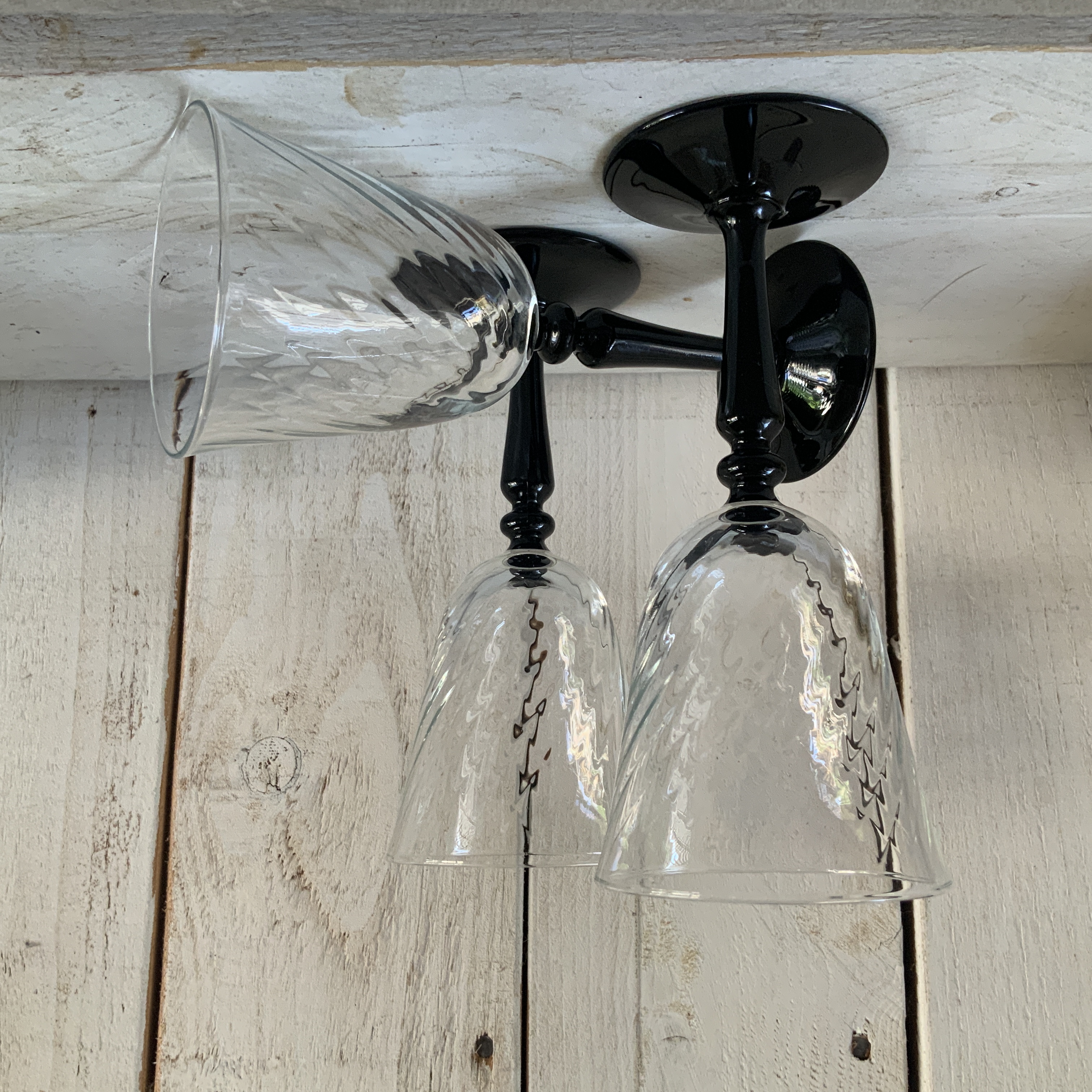 Wijnglas “ swirl” zwarte voet
