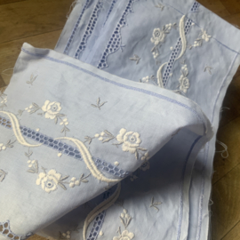 Breed katoenen band, lichtblauw met witte borduursels