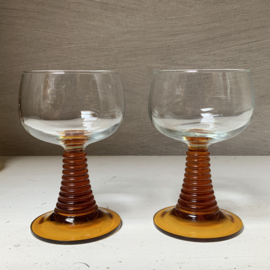 Wijn glas/ roemer amber voet.