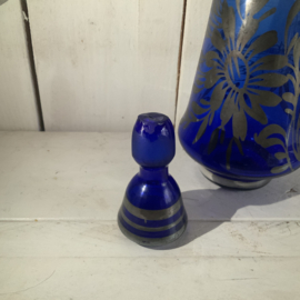 Klein blauw karafje, beschilderd met zilver