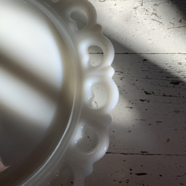 Groot opaline bord met opengewerkte rand.