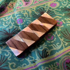 Armband van stukjes hout ingelegd met parelmoer